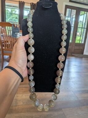 Vintage Lucite Elegant Lt Green Bead Necklace W Sparkle Accents - Cream/Beige